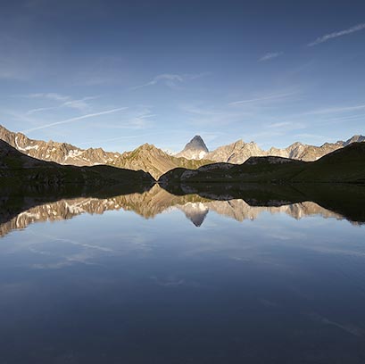 August. Perfekte Seespiegelung am Lacs de Fenêtre