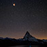 Oktober, Totale Mondfinsternis, auch als Blutmond bekannt, über dem Matterhorn.