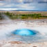 Der Geysir Strokkur. Der Dampfdruck baut sich schnell auf
