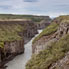 Canyon vom Wildwasser des Gullfoss gegraben. Die Basaltsäulen sind gut sichtbar