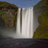 Skógafoss ist eine 60 Meter hohe Wassermauer. Nachtaufnahme (!)