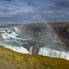 Der Gullfos mit Sonnenschein und Regenbogen